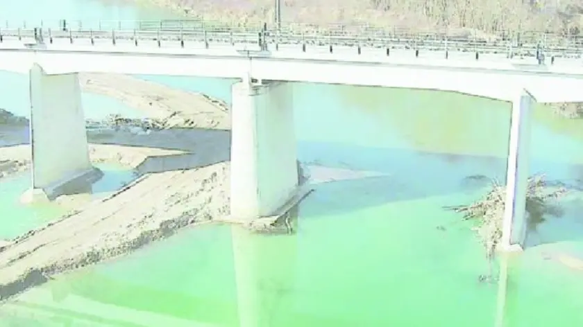 Il Piave a Ponte di Piave: proprio in questi giorni Rfi ha in corso lavori di consolidamento dei piloni e rimozione di detriti alla loro base