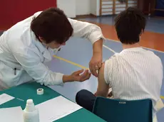 20071227 - CONEGLIANO VENETO (TREVISO )- MENINGITE: AL VIA VACCINAZIONI NEL TREVIGIANO- Un ragazzo viene sottoposto alla vaccinazione contro la meningite nella palestra dove e' stato allestito il presidio dall'ASL a Conegliano Veneto. I primi a presentarsi alle due sedi fissate - Pieve di Soligo e Conegliano - sono stati i ragazzi nati nel 1991 e 1992 del territorio di competenza dell'Ulss n.7. Entro questa sera si prevede di somministrare il farmaco a circa 800 soggetti su un totale di circa 8 mila da raggiungere, a scaglioni articolati su coorti di eta' crescenti, entro il 5 gennaio. ANSA /FRANCO TANEL /JI