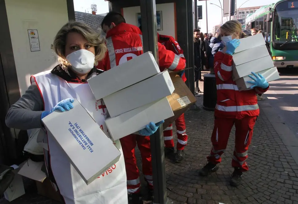 ZAGO TREVISO CORRIERA DI PROFUGHI DI FRONTE ALLA STAZIONE DEI TRENI