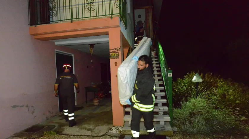 I vigili del fuoco mentre sgomberano la casa di via Galvaligi 8 a Susegana colpita da un fulmine