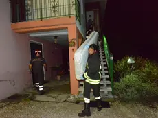 I vigili del fuoco mentre sgomberano la casa di via Galvaligi 8 a Susegana colpita da un fulmine