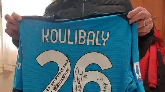 La maglia spedita dal difensore del Napoli all'Us San Michele Salsa