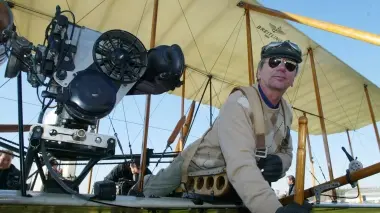A sinistra Giancarlo Zanardo sul Flyer storico e la sua copia dell’aereo di Francesco Baracca