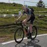 Un ciclista verso Cima Grappa, sulla strada gli spazi prenotati