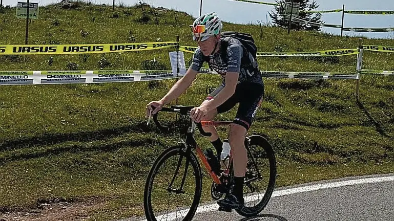 Un ciclista verso Cima Grappa, sulla strada gli spazi prenotati
