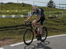 Un ciclista verso Cima Grappa, sulla strada gli spazi prenotati
