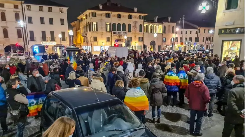 La folla dei manifestanti stasera a Castelfranco (foto Macca)