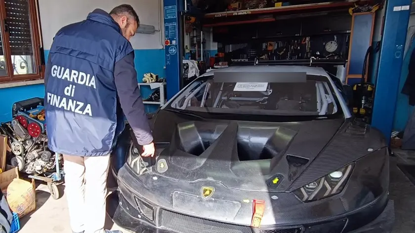 La Lamborghini trovata dai finanzieri