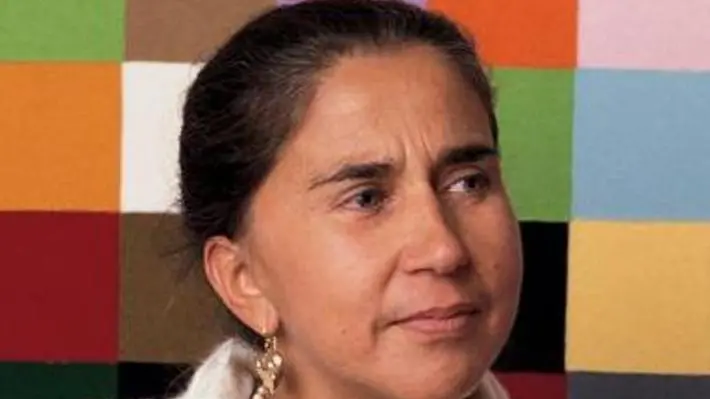 GIULIANA BENETTON - Giuliana Benetton compie 70 anni il prossimo 8 luglio e quest'anno festeggia anche i 60 anni di lavoro. A sinistra Giuliana bambina, in braccio alla mamma, Rosa Carniato: ®Mia madre - racconta - mi ha dato tantissimo, c'era sempre¯. Sotto, Giuliana (la prima a sinistra) a una riunione di famiglia con mamma (a destra), fratelli, figli e nipotini. Accanto, il ritratto di Giuliana fatto da Andy Warhol: lo aveva conosciuto affidandogli il disegno di una particolare scatola per scarpe. A destra, la festa per i 40 anni della Benetton, un anno fa al Centre Pompidou a Parigi: Giuliana e' con i fratelli Luciano, Gilberto e Carlo (anche nella foto in fondo alla pagina)