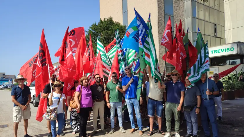 La protesta davanti alla Coldiretti (foto Andrea Dossi)