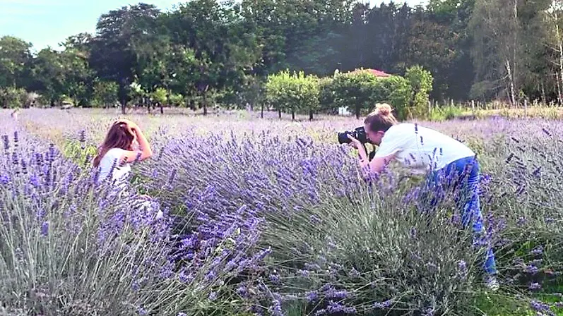 Giulia Zanella durante uno dei suoi set fotografici del progetto Fiore di loto