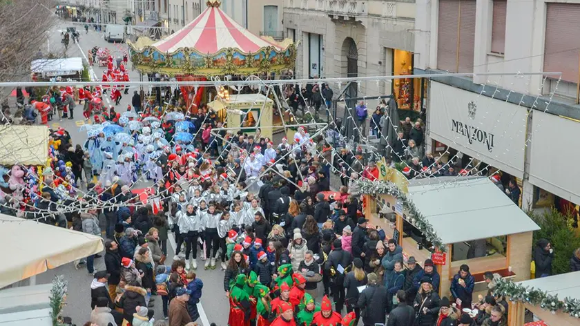 Un momento della Christmas Parade in centro a Conegliano