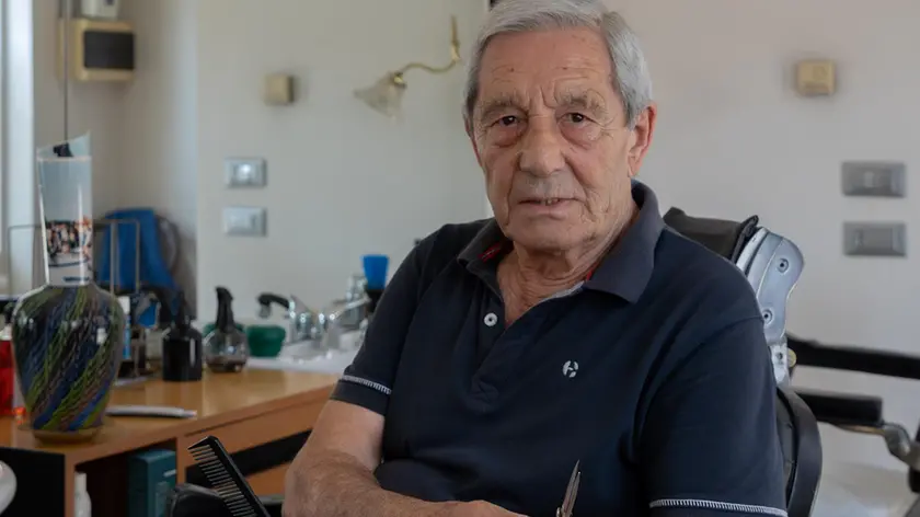 Giorgio Muraro seduto all’interno del suo salone (foto Maccagnan)