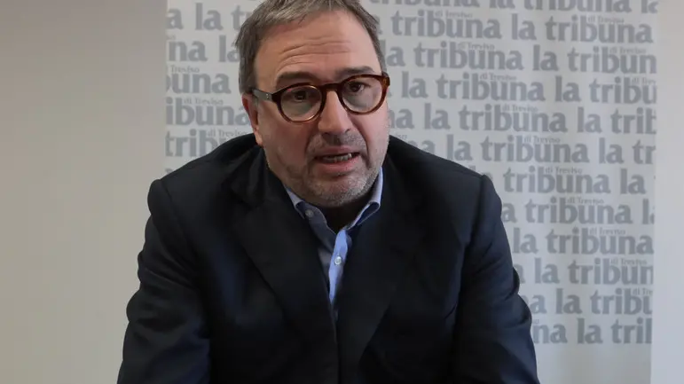 Tome agenzia fotofilm treviso intervista medico in redazione
