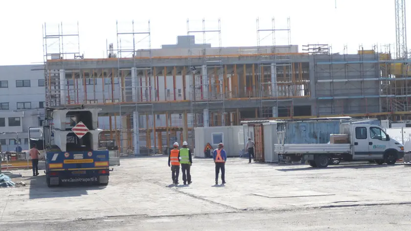 DE WOLANSKI AG.FOTOFILM TREVISO DITTA -DE LONGHI- CANTIERE