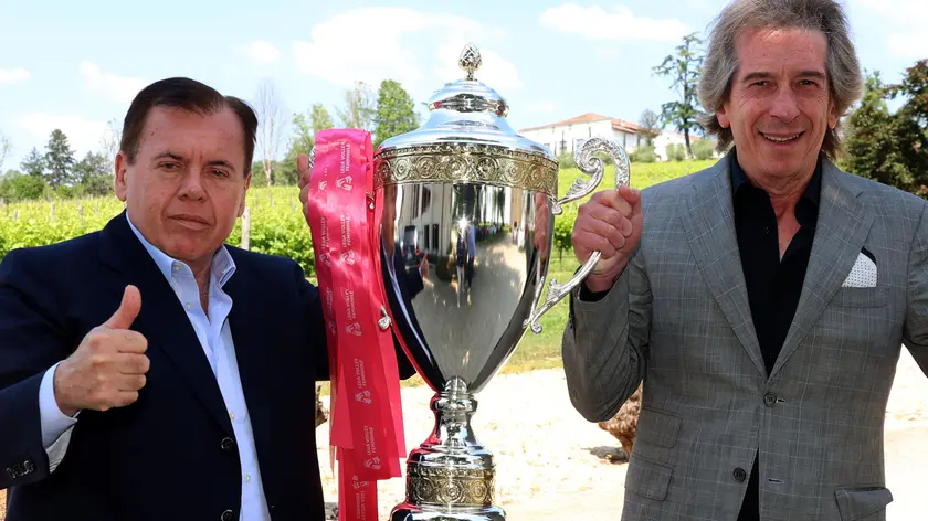 Enrico Polo e Maurizio Maschio con il trofeo di campioni d’Italia vinto dell'Imoco Conegliano