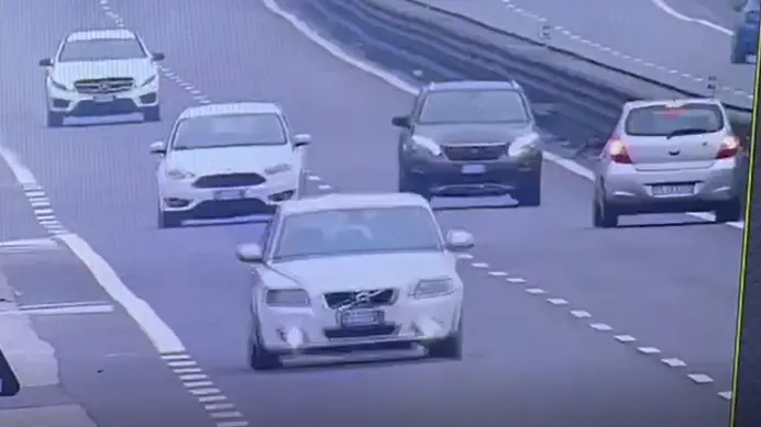 L'auto procede in tangenziale contromano