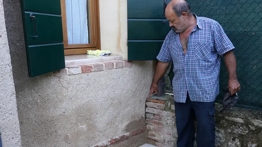 Poloni Volpago Franco Silvestrini indica dove ha trovato una pistola