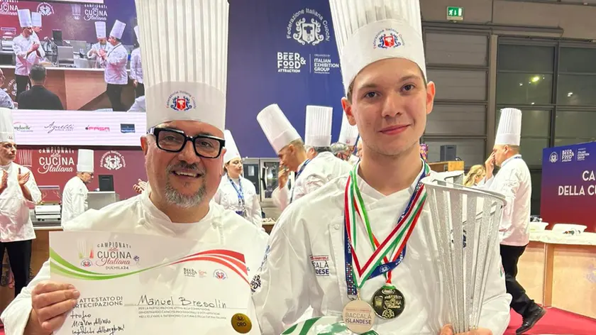 Manuel Bresolin con la coppa e l'attestato come “Miglior studente di cucina d’Italia”