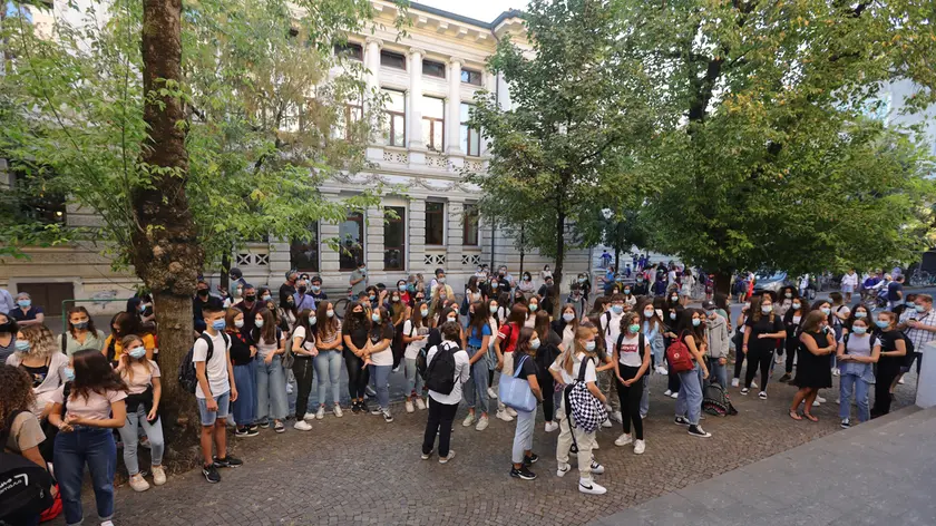 Studenti all’esterno del Duca degli Abruzzi a Treviso