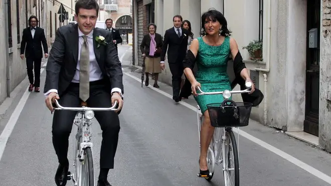 Pucci Treviso Matrimonio Nicola Dalla Pietˆ Pinarello in foto lo sposo arriva in bici con la madre agenzia fotografica foto film