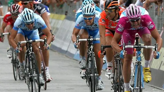20070531- RIESE PIO X - TREVISO - SPO - GIRO: DICIOTTESIMA TAPPA A PETACCHI. Alessandro Petacchi vince in volata la 18/a tappa del 90° Giro d'Italia di ciclismo, la Udine-Riese Pio X di 208 km. ANSA/MAURIZIO BRAMBATTI/BT/DRN