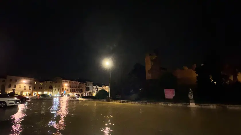 Castelfranco Veneto, piazza Giorgione sott'acqua giovedì sera