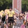 Kooij batte Milan a destra, dietro in maglia nera Dainese