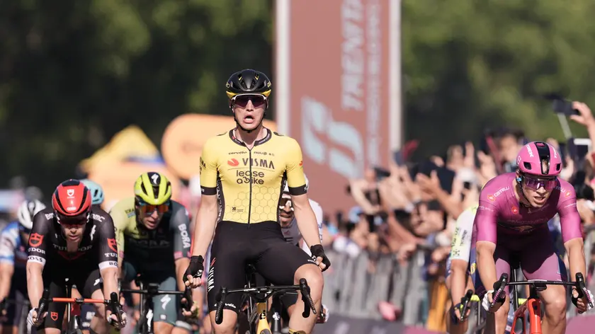 Kooij batte Milan a destra, dietro in maglia nera Dainese