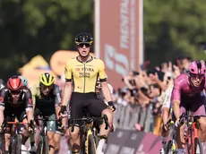 Kooij batte Milan a destra, dietro in maglia nera Dainese