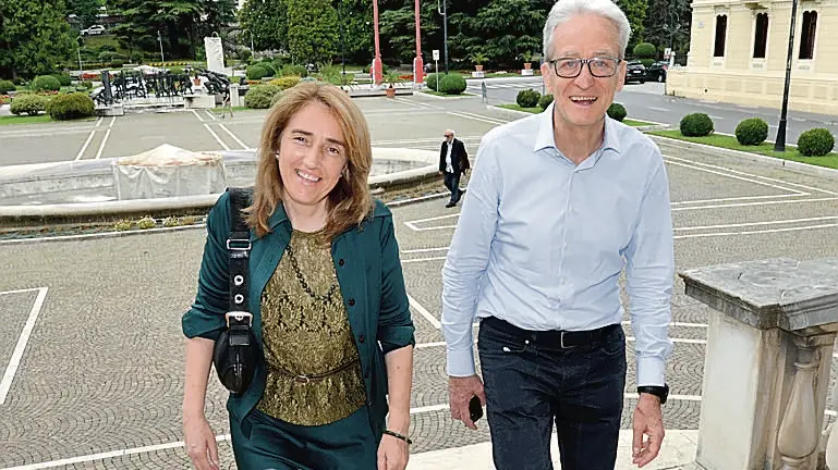 Il sindaco Mirella Balliana sale le scale del municipio con De Antoni