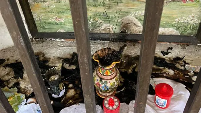 Il capitello votivo dato alle fiamme a Vidor