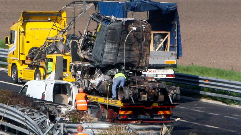 Tomè Gaiarine Tir in fiamme autostrada A28
