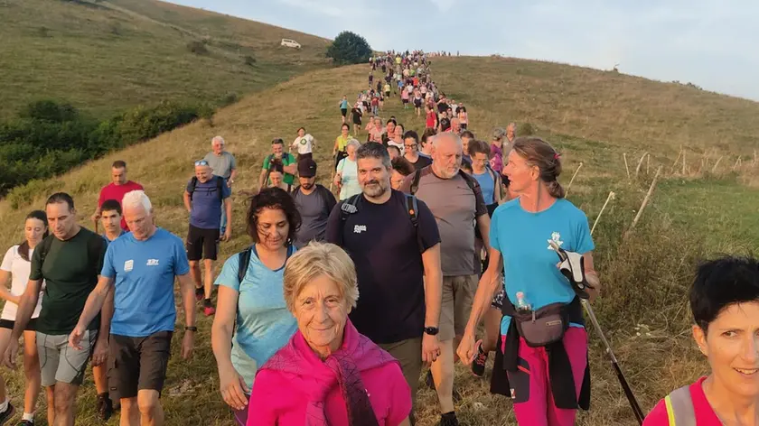 L’ampia partecipazione all’ultima camminata sulle Pianezze organizzata dal sindaco Luciano Fregonese