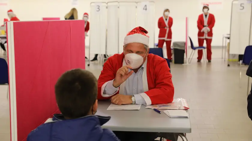 Il dg Francesco Benazzi fa l'anamnesi a un bimbo vestito da Babbo Natale