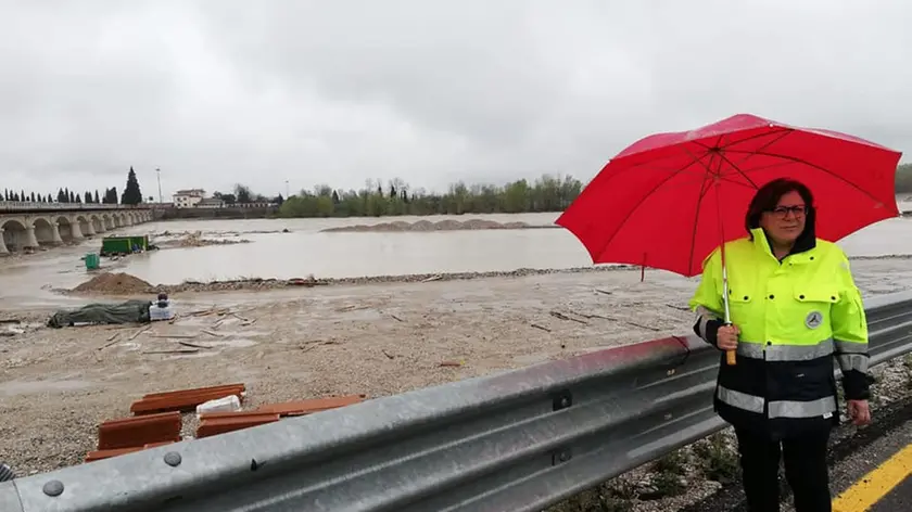 Il sindaco Vincenza Scarpa in sopralluogo sul ponte sul Piave