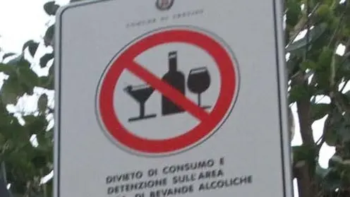 ZAGO TREVISO CATELLI DI DIVIETO DI BERE BEVANDE ALCOLICHE AI GIARDINI DI S. ANDREA