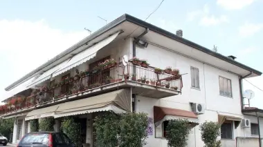 Qui a sinistra la Trattoria Fratelli Oro che ha sede a Castagnole di Paese A destra il libretto di risparmio postale ritrovato qualche tempo fa dal maresciallo dell’Arma in pensione nella cantina dell’abitazione del padre