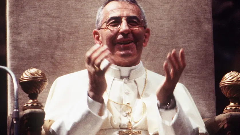 20080822 - ROMA - REL - 30 ANNI PAPA LUCIANI: IL PONTEFICE DEL SORRISO. Papa Giovanni Paolo I, Albino Luciani, in una immagine di archivio. Trent'anni fa il Papa del sorriso. Era il 26 agosto 1978, quando i 111 cardinali riuniti in conclave scelsero Albino Luciani, all'epoca patriarca di Venezia, quale successore di Papa Paolo VI, morto il 6 agosto dopo 15 anni di pontificato. Ma quella di Luciani fu una meteora. Il nuovo Papa, che aveva preso il nome Giovanni Paolo I, mori' improvvisamente dopo 33 giorni, colto da infarto la notte fra il 28 e il 29 settembre. Avrebbe compiuto 66 anni il 17 ottobre. Nel suo brevissimo papato, Luciani pronuncio' 9 discorsi, tenne 4 udienze e due omelie. Ma la sua semplicita' e il suo sorriso sono rimasti impressi nella memoria di tutti...ANSA/ARCHIVIO/DRN