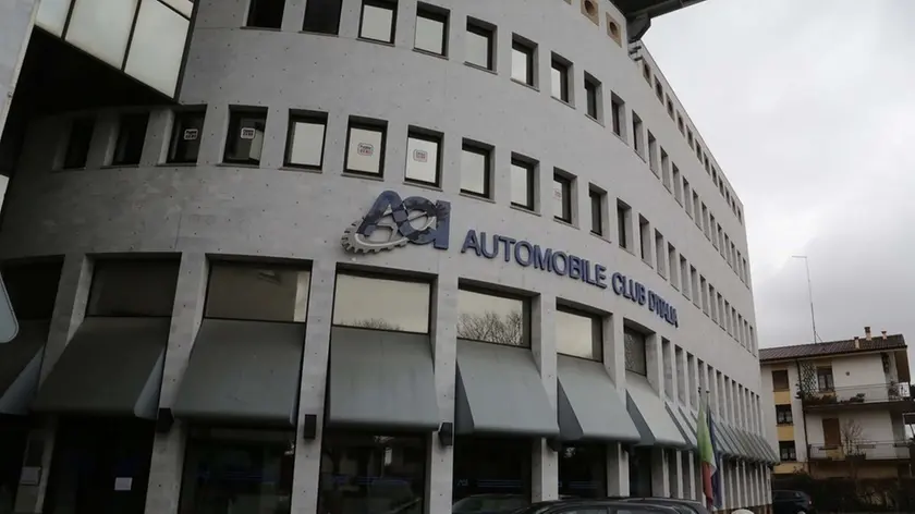 Zago agenzia foto film Villorba uffici aci chiusi per allagamento viale della repubblica