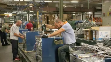 Operai al lavoro in una azienda Treviso al top per Irpef versata allo Stato