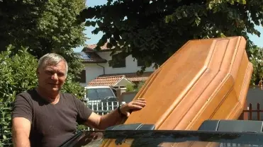 Ivano De Marchi con la bara nella sua Mercedes