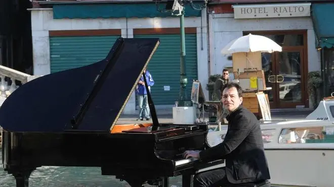 Pivato Interpress Venezia, 16.11.2011.- Performance del pianista Paolo Zanarella in Canal Grande.-
