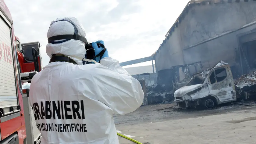 I rilievi dei carabinieri all'allevamento distrutto dal fuoco