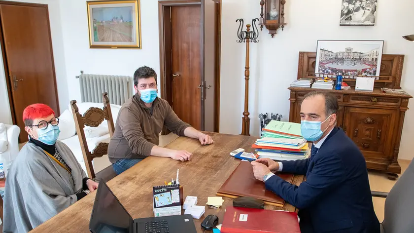 Allegranzi Conegliano incontro con il commissario Beerton per il parcheggio dell'ospedale Al tavolo Zanella Gabriele e Piccin Antonella