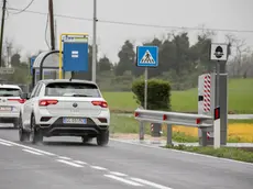 Un autovelox lungo una strada della Marca