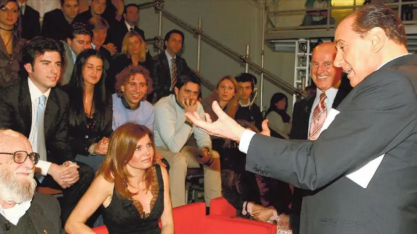 Silvio Berlusconi prima della registrazione del programma tv “ Liberi Tutti” (Rete 4) si intrattiene con don Antonio Zuliani , Gabriella Golia e Arrigo Sacchi