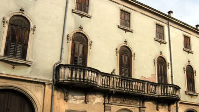 CASTELFRANCO FACCIATA PALAZZO BOLASCO INTONACO CADE A PEZZI FOTOCRONACA montebelluna consiglio comunale castelfranco prof mannheimer