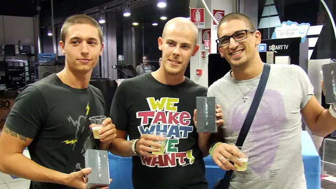 Guerretta Conegliano mezzanotta corsa per acquistare I Phone 5 i primi tre sono Federico Bonaccorso, Davide Palumbo e Mirko Padoin