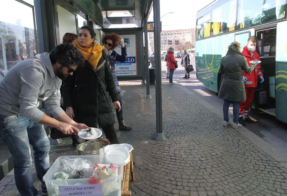 ZAGO TREVISO CORRIERA DI PROFUGHI DI FRONTE ALLA STAZIONE DEI TRENI